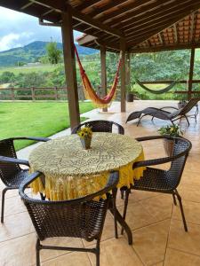 une table et des chaises sur une terrasse dans l'établissement Chácara Verzani, à Socorro