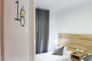 Postel nebo postele na pokoji v ubytování Hotel Restaurante Vía Sevilla - Cádiz by MA 22 Puntos