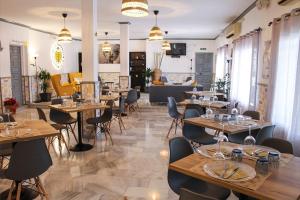 Restaurace v ubytování Hotel Restaurante Vía Sevilla - Cádiz by MA 22 Puntos
