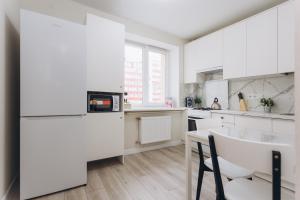 Kuchyň nebo kuchyňský kout v ubytování Apart-smart 5.26 near Lavina 5 floor Kharkovskaya