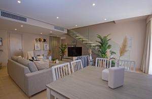 ein Wohnzimmer mit einem Sofa und einem Esszimmer in der Unterkunft A Stunning Seaview Penthouse; 3bedrooms + nanny in Hurghada