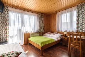 ブコビナ・タトシャンスカにあるWilla Wilczekのベッドルーム1室(ベッド1台、デスク、窓付)