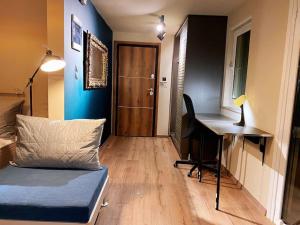 A seating area at Athens Skylight Condo