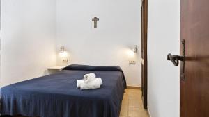 a room with a bed with a towel on it at 1 Bon Pl - Llafranc in Llafranc