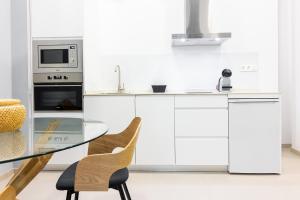 Kuchyňa alebo kuchynka v ubytovaní Malaga Center Flat Mariblanca 12 Sun & Terrace Boutique