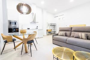 Kuchyňa alebo kuchynka v ubytovaní Malaga Center Flat Mariblanca 12 Sun & Terrace Boutique