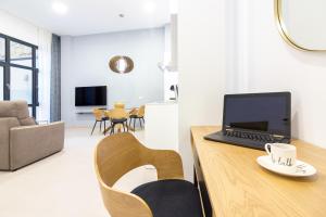 Televízia a/alebo spoločenská miestnosť v ubytovaní Malaga Center Flat Mariblanca 12 Sun & Terrace Boutique