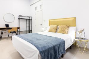 Posteľ alebo postele v izbe v ubytovaní Malaga Center Flat Mariblanca 12 Sun & Terrace Boutique