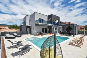 eine Villa mit einem Pool und einem Haus in der Unterkunft Villa Gabriel - Dicmo in Dicmo