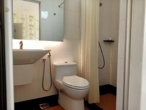 bagno con servizi igienici bianchi e lavandino di Summer Green Lodge a Kuantan