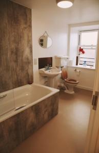 un bagno con vasca, WC e lavandino di The Dolphin Inn Hostel a Dunbar