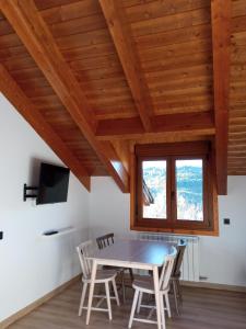 TV a/nebo společenská místnost v ubytování Apartamentos nuevos con encanto Fio de Neu