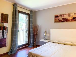 a bedroom with a bed and a window at Apartamento moderno Pic negre con vistas in Mas de Ribafeta