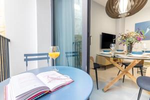 Televízia a/alebo spoločenská miestnosť v ubytovaní Malaga Center Flat Mariblanca 12 Sun & Terrace Boutique