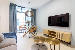 Televízia a/alebo spoločenská miestnosť v ubytovaní Malaga Center Flat Mariblanca 12 Sun & Terrace Boutique
