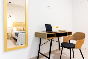 Posteľ alebo postele v izbe v ubytovaní Malaga Center Flat Mariblanca 12 Sun & Terrace Boutique