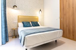 Posteľ alebo postele v izbe v ubytovaní Malaga Center Flat Mariblanca 12 Sun & Terrace Boutique