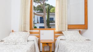 A bed or beds in a room at 1 Brav - Llafranc