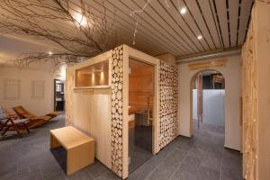 Cette chambre dispose d'une cloison en bois avec un banc. dans l'établissement Seilers Vintage Hotel & Spa, à Kandersteg