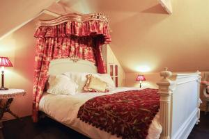 A bed or beds in a room at Queenies, an authentic Rural Style coastal cottage in a Nature Reserve