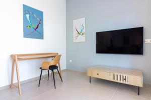 Televízia a/alebo spoločenská miestnosť v ubytovaní Malaga Center Flat Mariblanca 12 Sun & Terrace Boutique