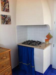 una cucina con piano cottura di Il Cubo, monovano col mare su tre fronti. a Favignana