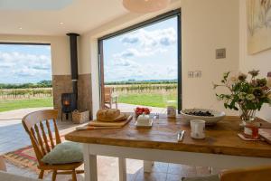 Bilde i galleriet til The Hexagon, wow what a location, views over the Essex marshes and sea i West Mersea