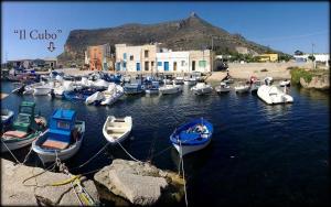 Galeriebild der Unterkunft Il Cubo, monovano col mare su tre fronti. in Favignana