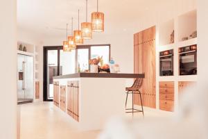 Fully Staffed Sea Front Villa with Private Sommelier في مورايرا: مطبخ مع كونتر وبار