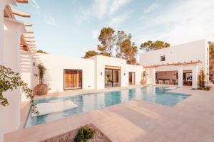 Fully Staffed Sea Front Villa with Private Sommelier في مورايرا: منظر خارجي لمنزل به حوض سباحة