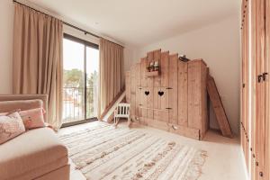 Fully Staffed Sea Front Villa with Private Sommelier في مورايرا: غرفة معيشة مع نافذة كبيرة وخزانة خشبية +22 صورة