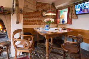 Restoran atau tempat lain untuk makan di Orchard Cottage cosy rustic comfort just across the fields to a great Pub