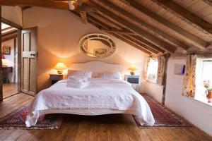 Katil atau katil-katil dalam bilik di Orchard Cottage cosy rustic comfort just across the fields to a great Pub