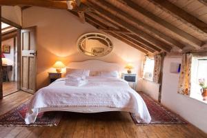 Un pat sau paturi într-o cameră la Orchard Cottage cosy rustic comfort just across the fields to a great Pub