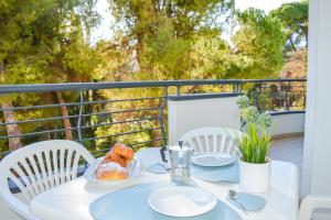 uma mesa branca com pratos de comida numa varanda em Homiday - Holiday Rendez Vous 2 em Pineto