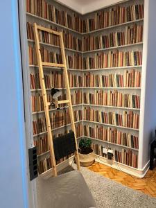 una habitación con una estantería llena de libros en Alvalade II Airport Guest House, en Lisboa