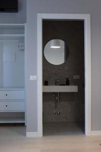 y baño con lavabo y espejo. en whiterooms en Cesena