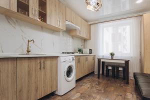 Кухня или мини-кухня в LUXE Apartments 5.26 near Lavina 5 floor
 +32 фотографии
