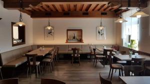 Un restaurante con mesas y sillas en una sala. en Landhotel Imhof, en Neuhof