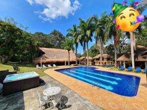 un resort con piscina e palme di Finca Hotel La Consentida Escondida a San Jerónimo