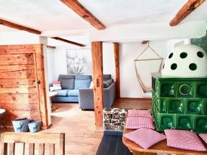 ein Wohnzimmer mit einem Tisch und einem Sofa in der Unterkunft Landhaus Wiesle in Tannheim