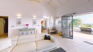 Ruang duduk di Villa Deluxe l'Hacienda Villa vue mer 180 piscine jacuzzi proche plage marina golf pointe des châteaux et casino jardin clos voyage durable
