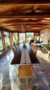 - une longue table à manger dans une pièce avec des chaises dans l'établissement Casa Mara, à Breaza
