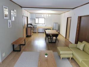 富良野市にあるAll Seasons Furano Chaletのリビングルーム(ソファ、テーブル付)