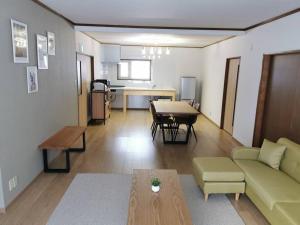 Η κουζίνα ή μικρή κουζίνα στο House Of Joy Furano 15 mins to ski resort