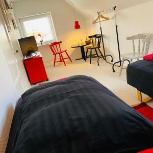 Un pat sau paturi într-o cameră la Apartment med udsigt over Nordmors