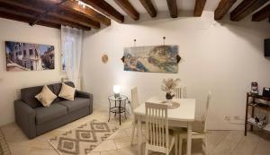 ein Wohnzimmer mit einem Sofa und einem Tisch in der Unterkunft Biennale Ca Dario in Venedig