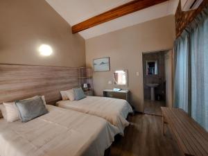 Tempat tidur dalam kamar di Kruger's Guest House