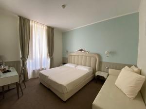 Rúm í herbergi á JR Hotels Oriente Bari