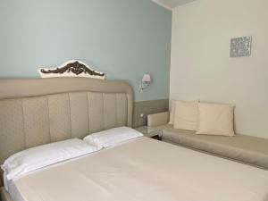 Rúm í herbergi á JR Hotels Oriente Bari